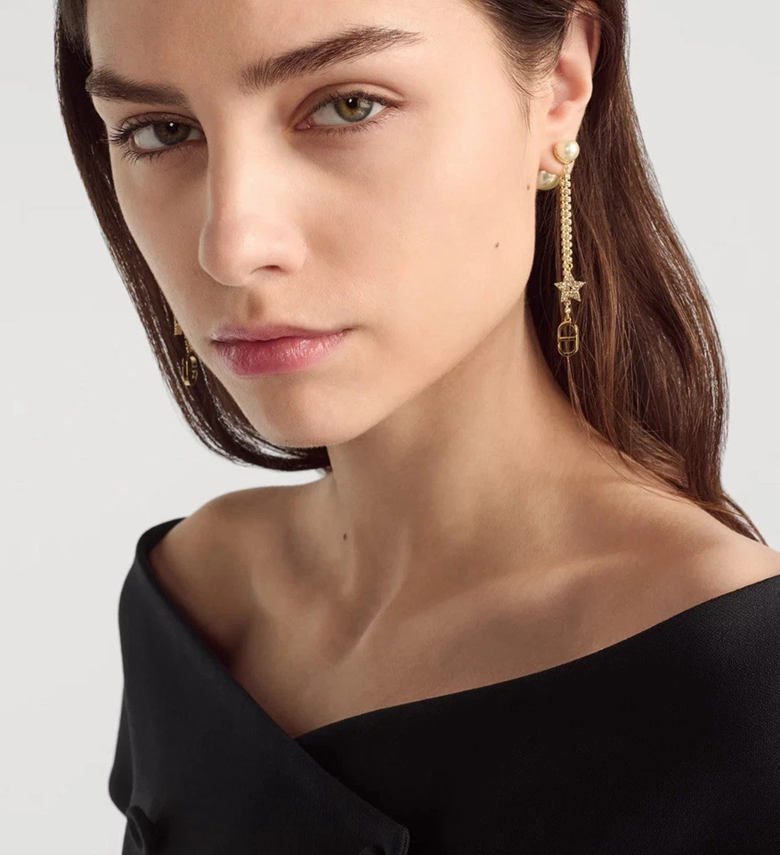 Pendientes Tribales Dior Acabado Dorado Metal, Perlas Resina Blanca y Cristales Blancos Foto 2 de 4