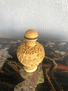 Vintage Chinese Resin Scent Perfume / Snuff Bottle Nice Details (B)