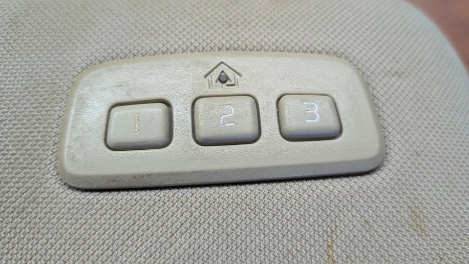 Parasol izquierdo Volvo XC90 2007-2014 con abridor de puerta de garaje Homelink beige Foto 4 de 4