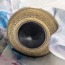 Runde Brosche goldfarben schwarz mit Ornament...