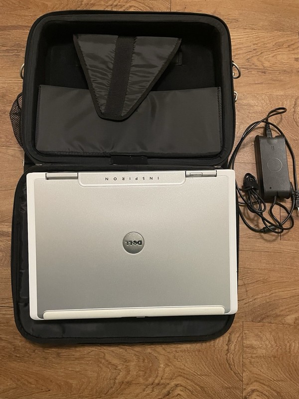 Dell Inspiron 9300 Laptop Linux 18" PentiumM 1GB + Charger & CarryingCase Wi-Fi