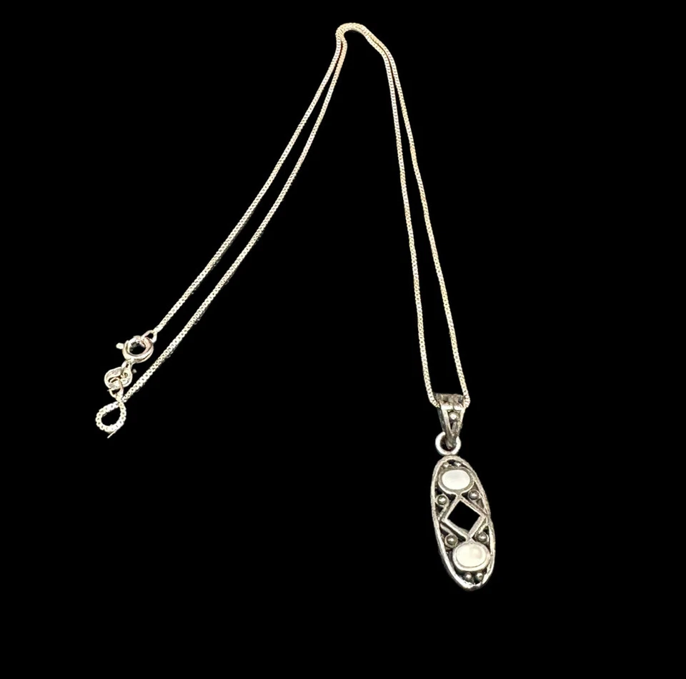 Colar corrente pingente de prata esterlina 925 ônix e madrepérola assinado CW - Imagem 2 de 4