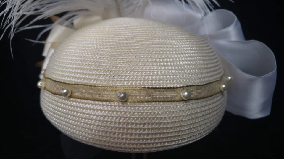 Sombrero Pastillero Blanco con Plumas Pájaro Cinta Satinada Tul Boda Novia Derby Té Foto 2 de 4