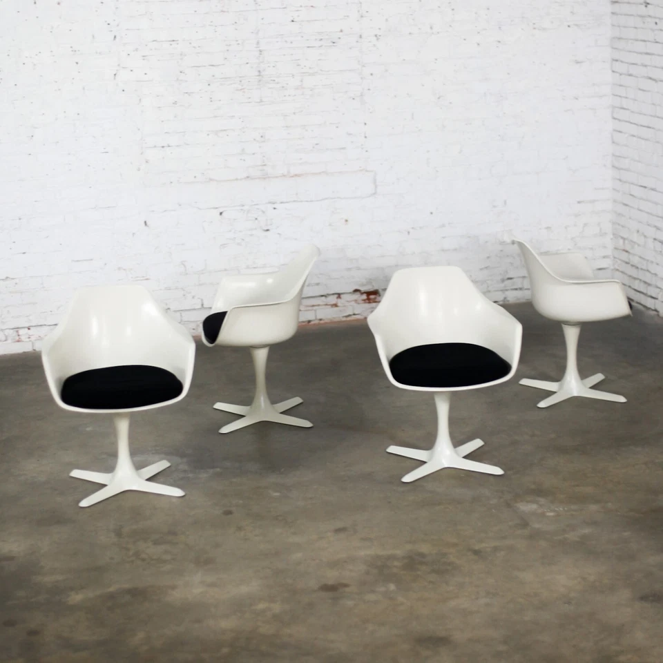 Juego de 4 sillones giratorios MCM Tulip concha blanca y cojines negros de Burke Foto 3 de 4