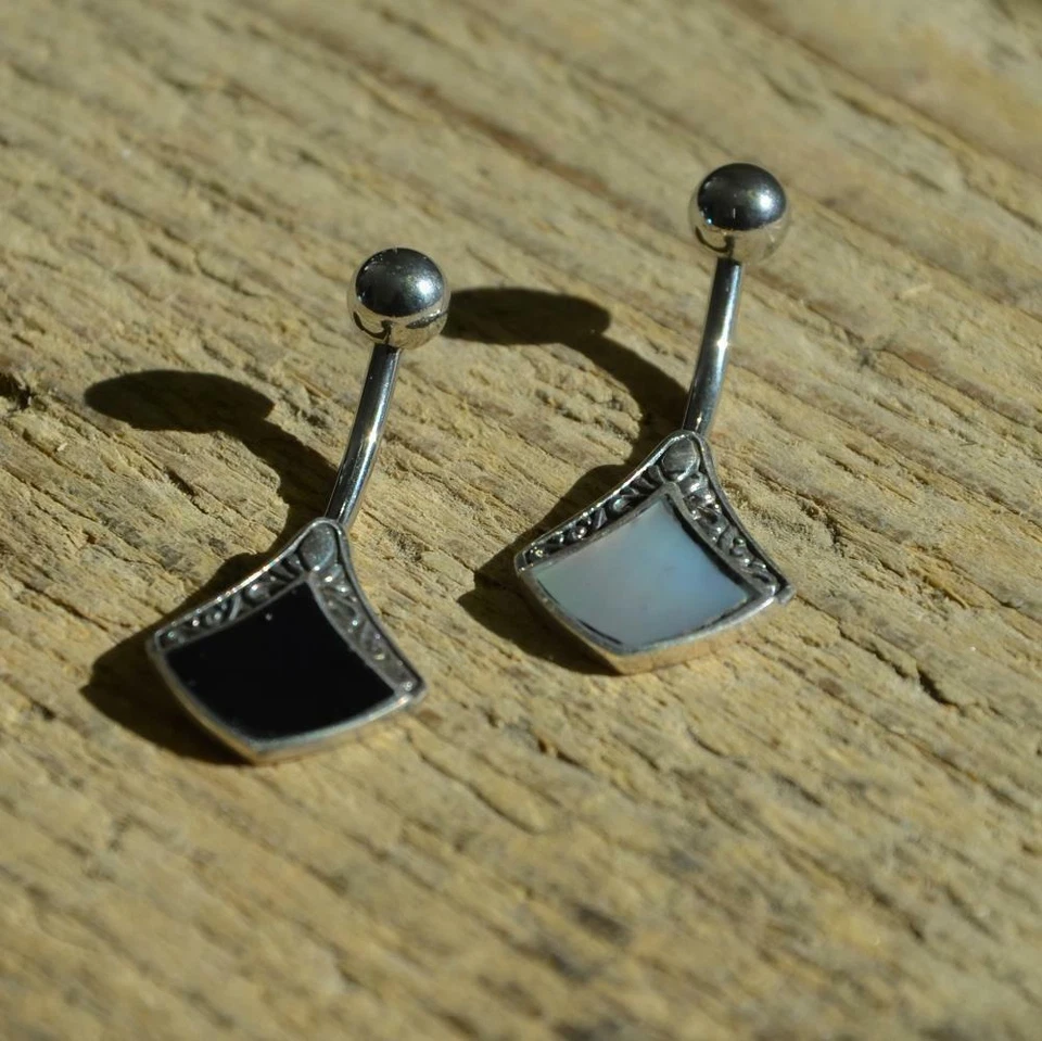 Piercing ombligo hecho de acero inoxidable plateado con incrustación de rombo Foto 4 de 4