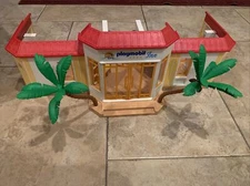 EUC Playmobil 23"w SUMMER FUN HOTEL 5998 Family Vacation Motel DollHouse Figures