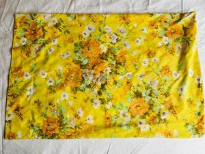 VTG 60'S MOD WATERCOLOR ROSE DAISY FLORAL GARLAND YELLOW&ORANGE STD PILLOW CASE