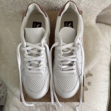 Image of VEJA V-10 EXTRA WHITE LEATHER DRIED PETAL TRAINERS UK 5 EU38