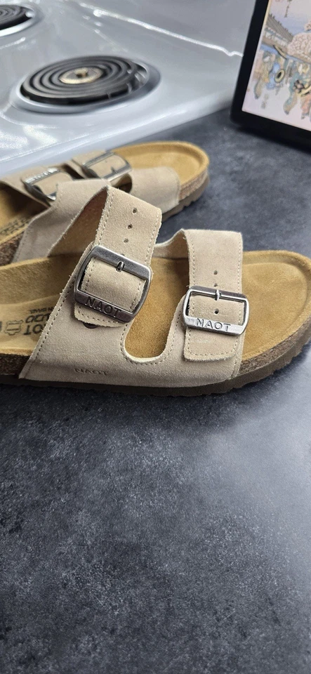 NAOT Sandalias con Hebilla Cuero Sin Cordones Tostado Claro EURO 38, Mujer 7.5 Foto 2 de 4