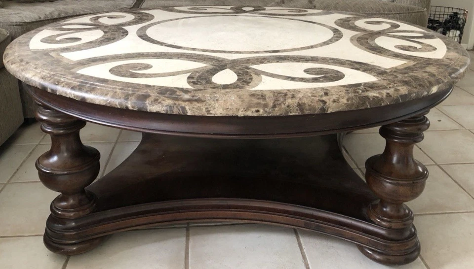 Mesa de centro redonda Thomasville Furniture Hills of Tuscany Trebbiano con tapa de mármol Foto 3 de 3