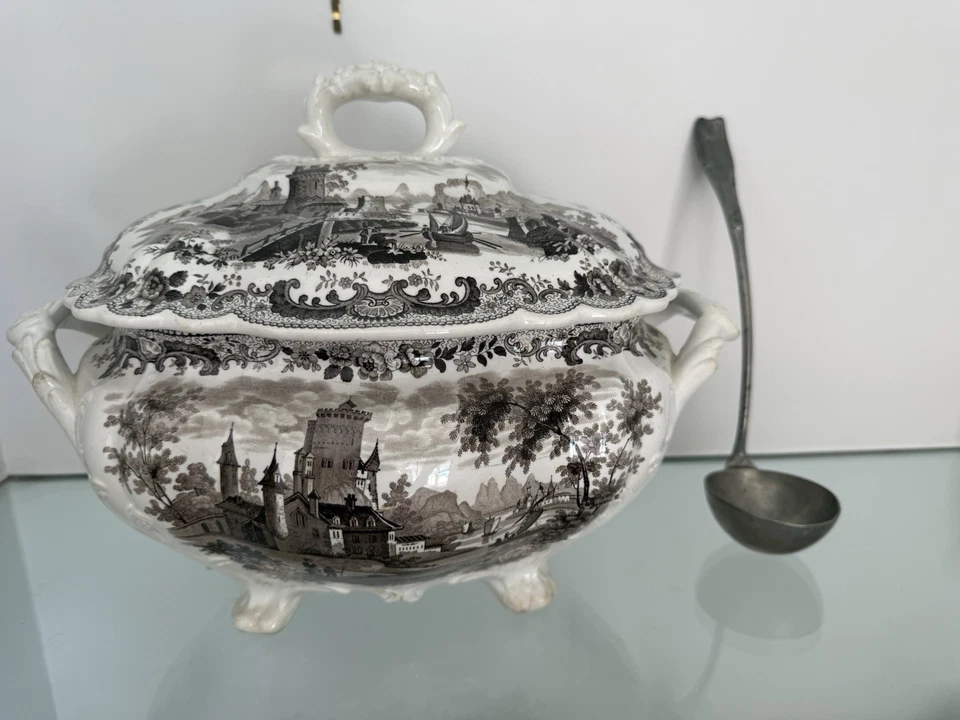 Sopera de transferencia inglesa del siglo XIX con cucharón granja chic rural Foto 2 de 4