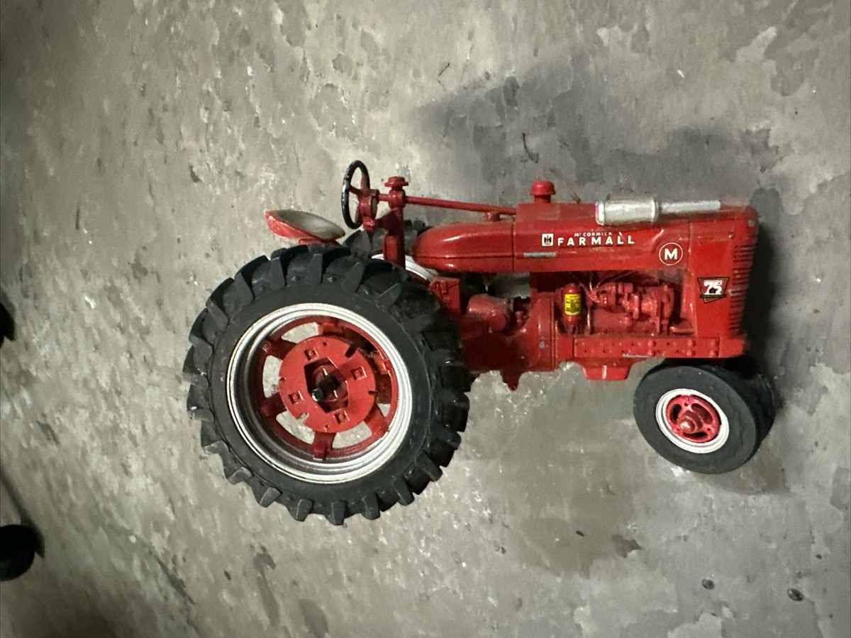 ミニカー　アメリカントラクター　McCORMICK FARMALL 1/16 IH McCormick Farmall 1959-1963 Cub, 3rd in Series