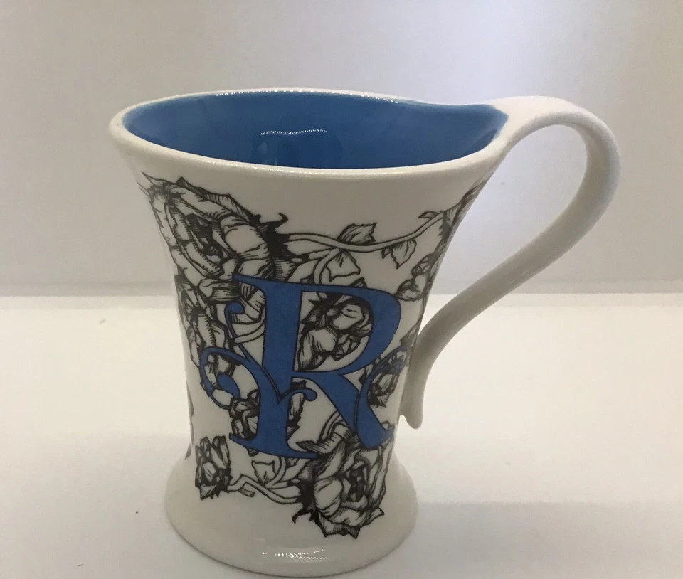 Hermosa taza de café floral azul con monograma R Foto 3 de 4