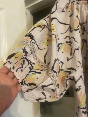 Camisa Top Terciopelo Por Graham Spencer Estampado Zoey Estampado Lilypad $156 Amarillo Rosa M - Imagen 13 de 14