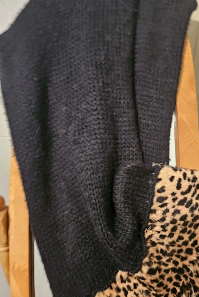 Enorme bufanda tejida con piel vintage Alessandro Dell'Acqua  Foto 4 de 4