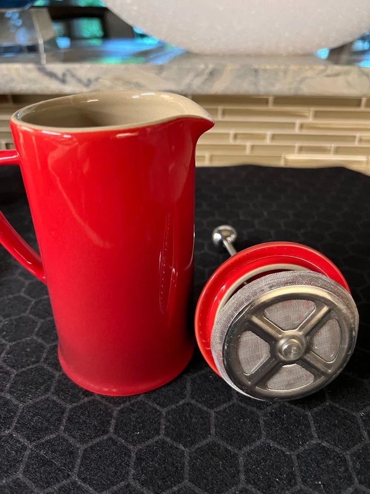 RARO, personal, Le Creuset "Petite" 12 oz. Prensa francesa de cerámica. Rojo cereza. Foto 2 de 3