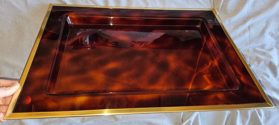 Plateau de service en plexiglas / lucite façon écaille & métal doré - Dior ? - Photo 2/4