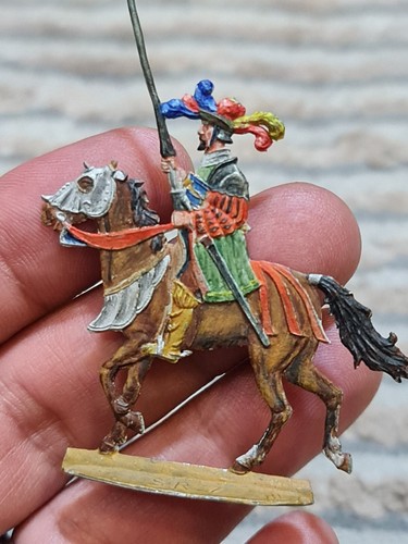 Jouet en étain soldats peint à la main sur cheval avec lance à la main jouets vintage - Photo 1/14