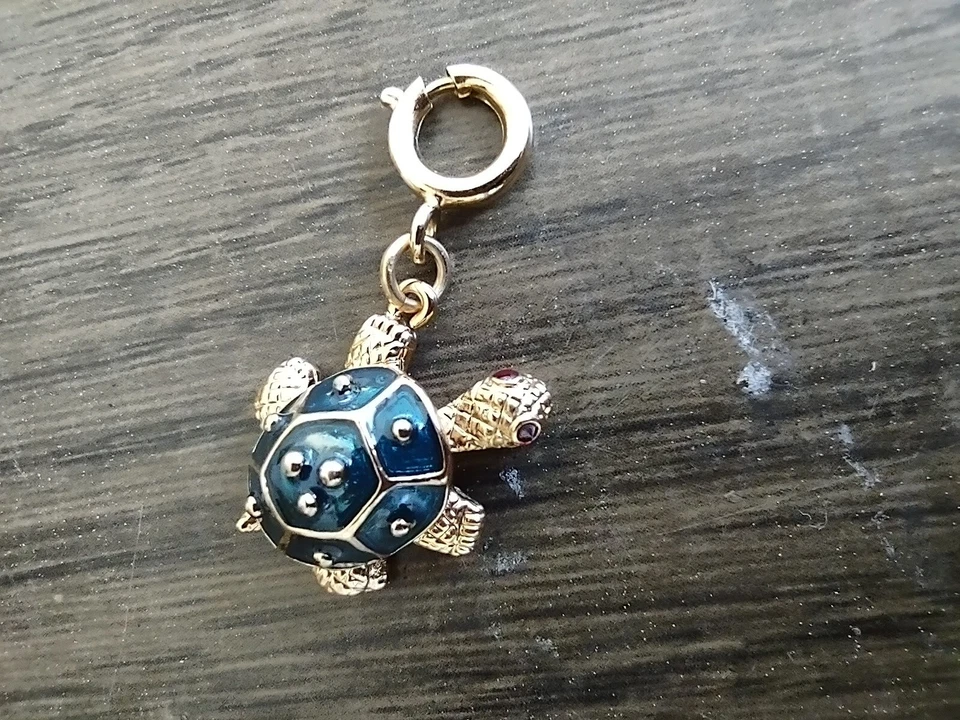 Muy Raro KJL Kenneth Jay Lane Firmado Azul Y Dorado Articulado TORTUGA Dije Foto 2 de 4