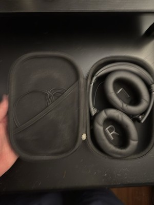 Bose Quiet Comfort 35 Black Noise-Cancelling Headphones With Case, Charger, AUX