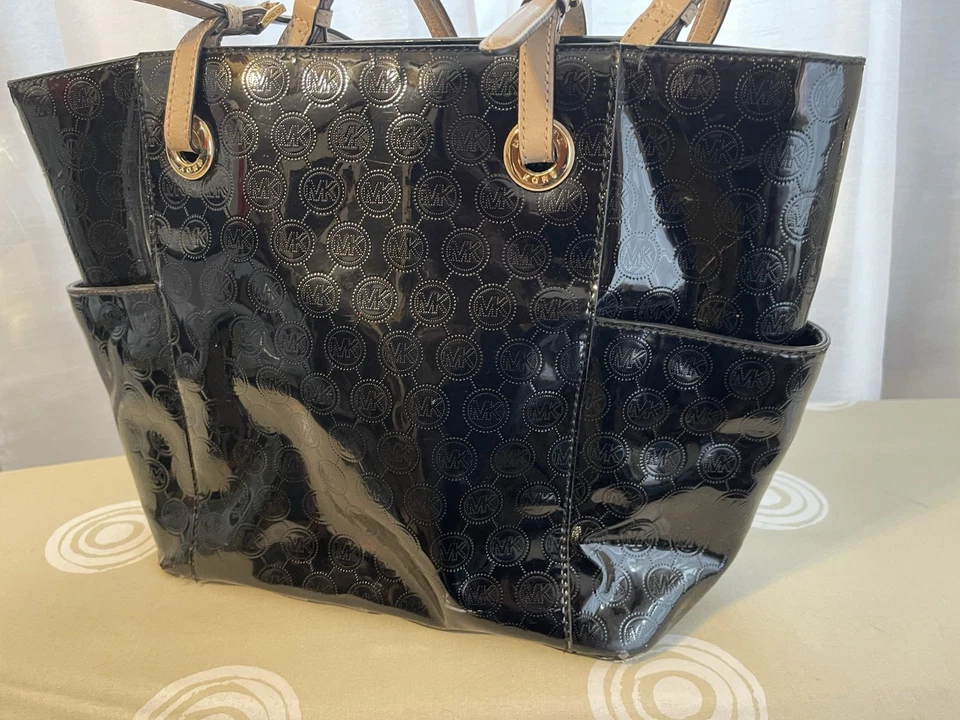 Bolso de Mano Michael Kors Negro Charol MK Monograma Foto 3 de 4