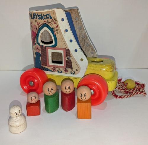 Vintage Fisher Price Pull Along Wooden Shoe w/ 5 family pieces 1970s