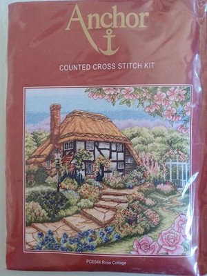 NEU, UNBENUTZT, GROSS, ANKER GEZÄHLTES KREUZSTICH-SET. 'ROSENCOTTAGE'.