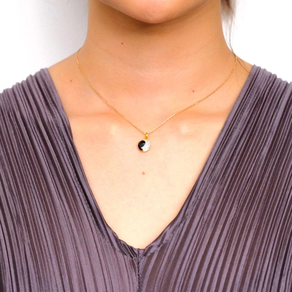 Cluster Yin-Yang pendant 9k gold 1.1 gram Natural Diamond 0.06 carat - Imagem 2 de 3