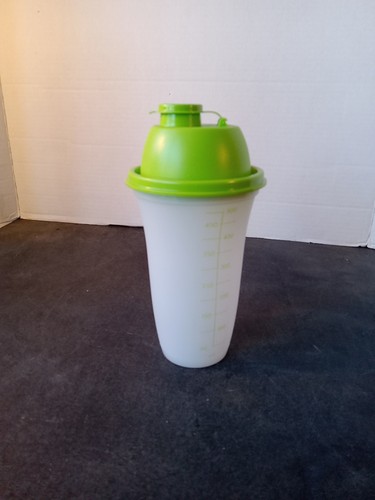Tupperware 16 Unzen Schnellschütteln Limettengrün Soßenmaschine Mixer komplett #844-25 - Bild 2 von 5