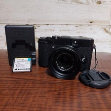 Fujifilm X10 Digital Camera with Fujinon Lens and Charger Accessories