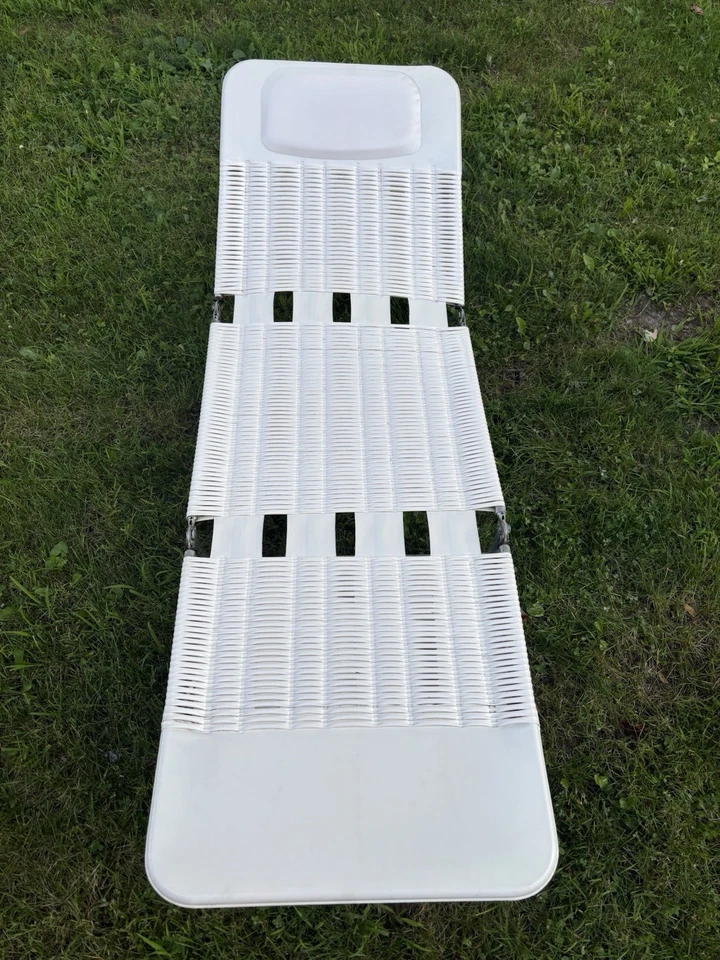 2 chaiselas de tubo de vinilo plegables Kurz de colección para salón de playa silla de césped utilería de película Foto 2 de 4