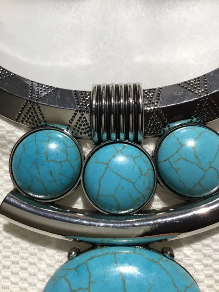 Juego de collar y pendientes de piedra sintética tono turquesa craquelado y plata Foto 4 de 4