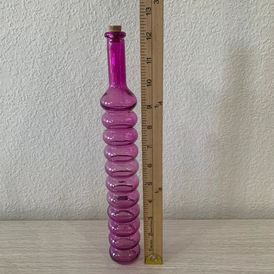 Botella de burbujas alta de vidrio púrpura con acento de corcho decoración artística única femenina Foto 2 de 4