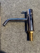 VOLA Kaltwasserhahn Waschtischarmatur, chrom Design Arne Jacobsen langer Auslauf