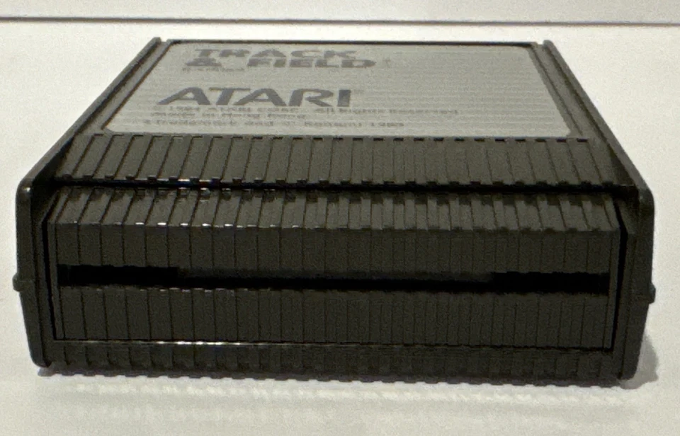 Cartucho de jogo Track & Field Atari 400/800/XL/XE 1984 RX8069 vintage 1984 prata - Imagem 3 de 4
