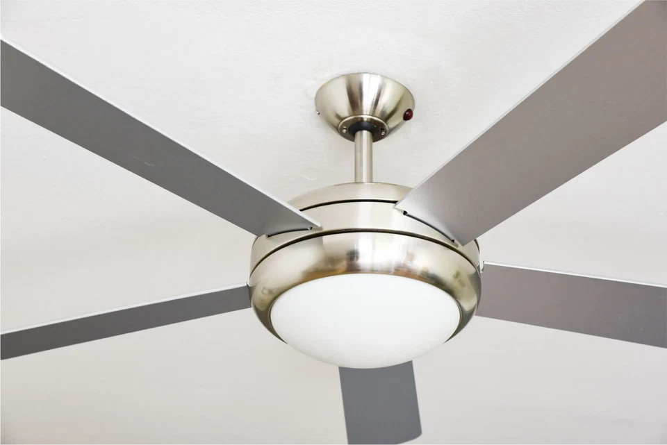 Ventilatore Da Soffitto Con Luce E Telecomando Ursa Nichel Argento / Noce 132 Cm - Immagine 3 di 4