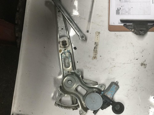 Lexus IS250 GSE20 Sedan Left Front Window Reg/Motor 11/2005-06/2013 - Picture 2 of 6