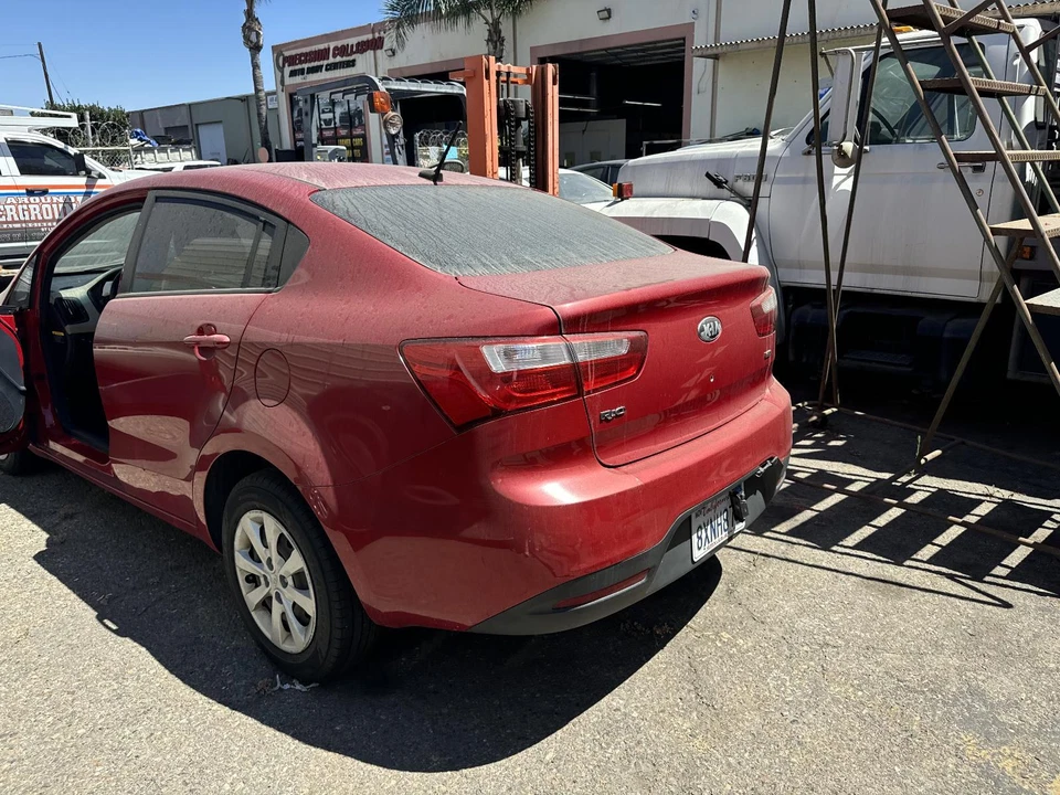Puerta delantera izquierda usada vidrio delantero se adapta a: Kia Rio 2013 con solar delantero izquierdo grado A Foto 2 de 4
