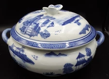 VTG Asian Blue / white 9 1/2"Covered Soup Tureen w/Butterfly Lid EXC!