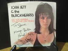 JOAN JETT (THE RUNAWAYS) AUTHENTIC SIGNED/AUTOGRAPHED 45 VINYL RECORD COVER
