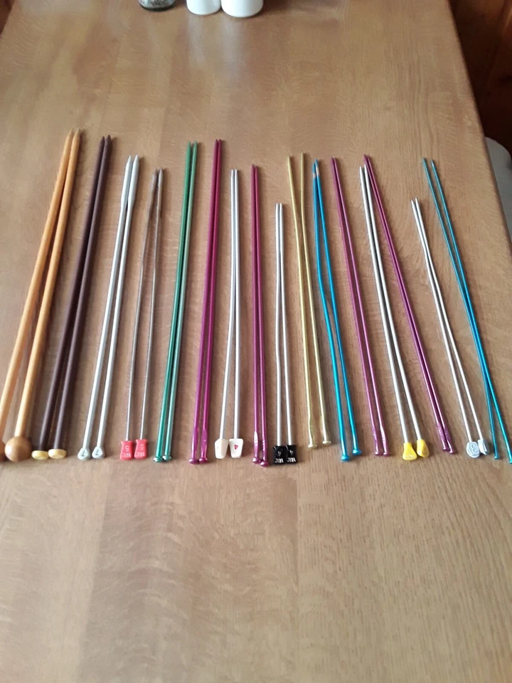 Konvolut Stricknadeln, 16 Paar, 4 Rundstricknadel, 15 Kurznadeln, Stricklexikon