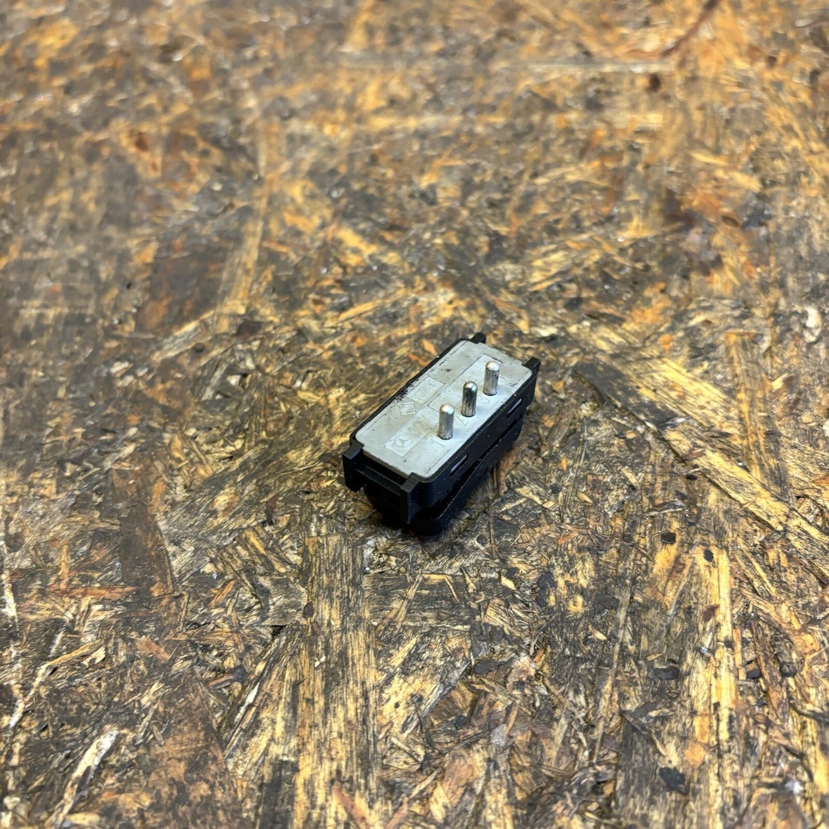 ベンツ W124 ルームランプスイッチ 中古 1248202301 ベンツ W124 ルームランプスイッチ 中古 1248202301 2025年最新