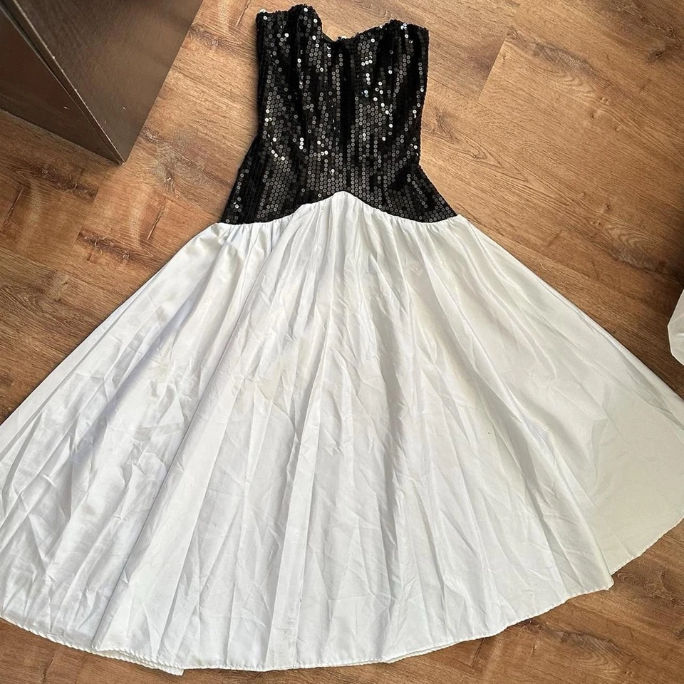 Vestido corsé vintage de lentejuelas blanco y negro Foto 2 de 4