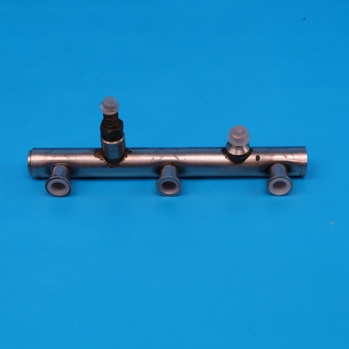 Audi A6 4F C6 3.2 FSI Kraftstoffverteiler rechts 06E130090 Einspritzleiste MR1