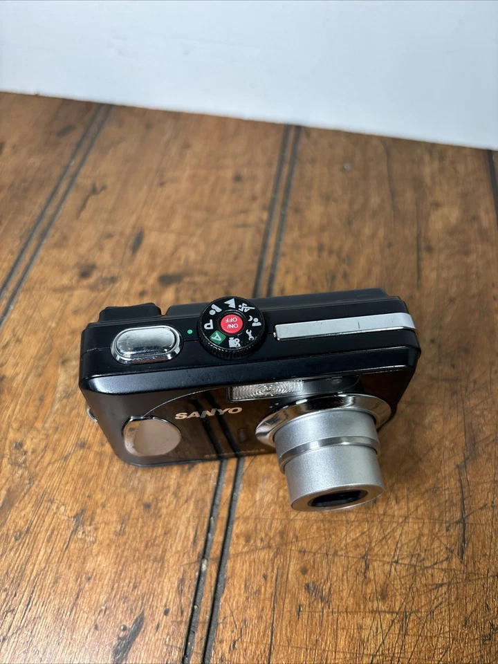 Sanyo VPC-X1200 12.1MP 3x Optical Zoom Compact Digital - Image 2 of 4