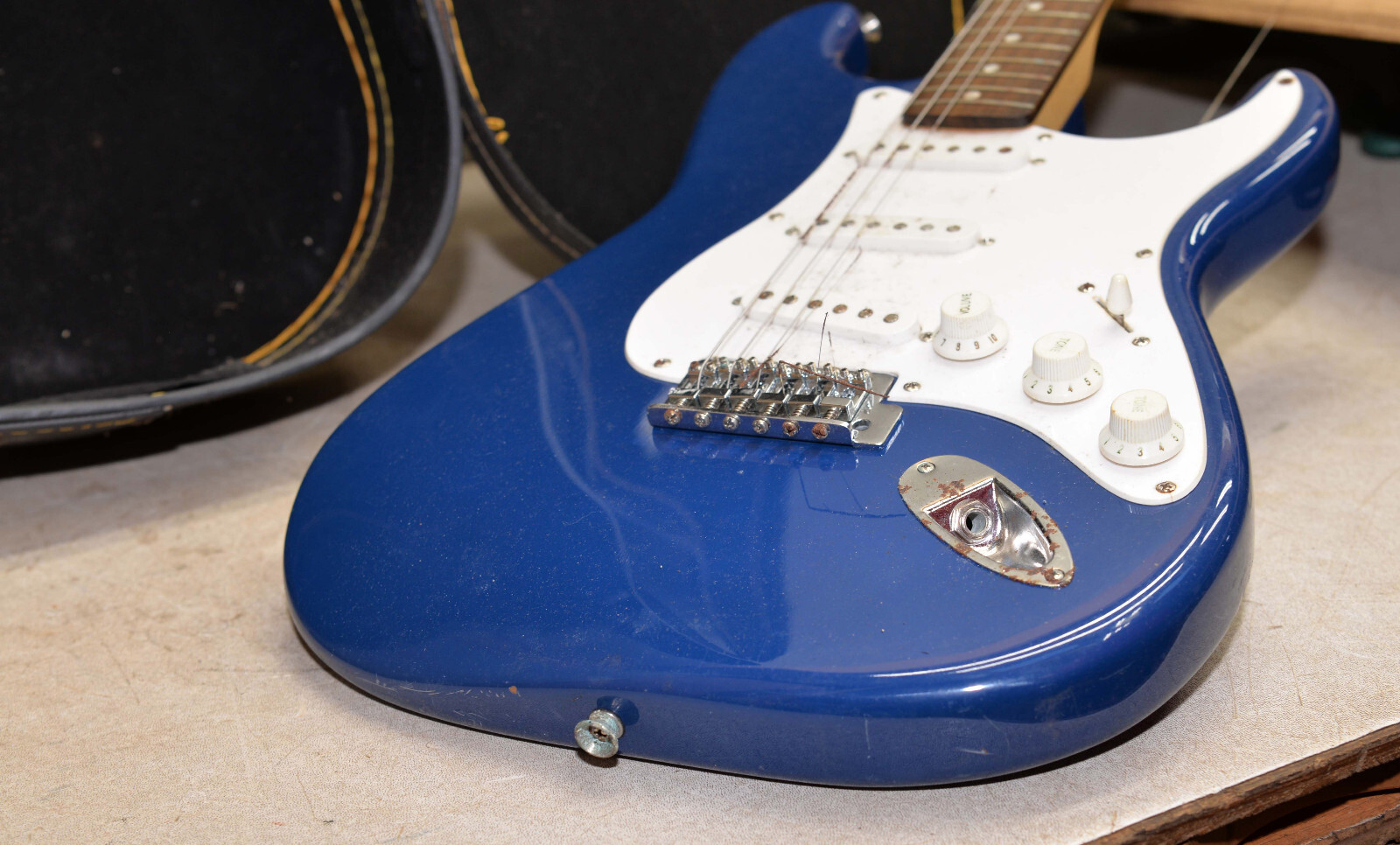 Fender Squier 20th anniversary Stratocaster electric guitar case collectible J3