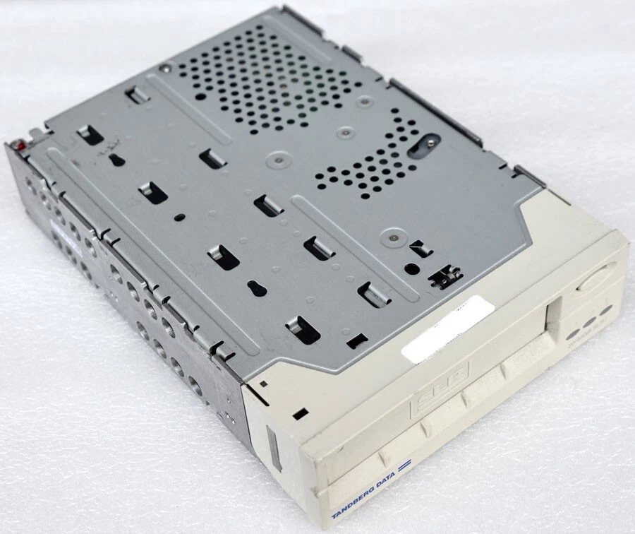 5,25" 13,3cm SCSI UW 68 PIN BANDLAUFWERK TANDBERG DATA 30/60GB SLR60 6560 M877 - Bild 2 von 3