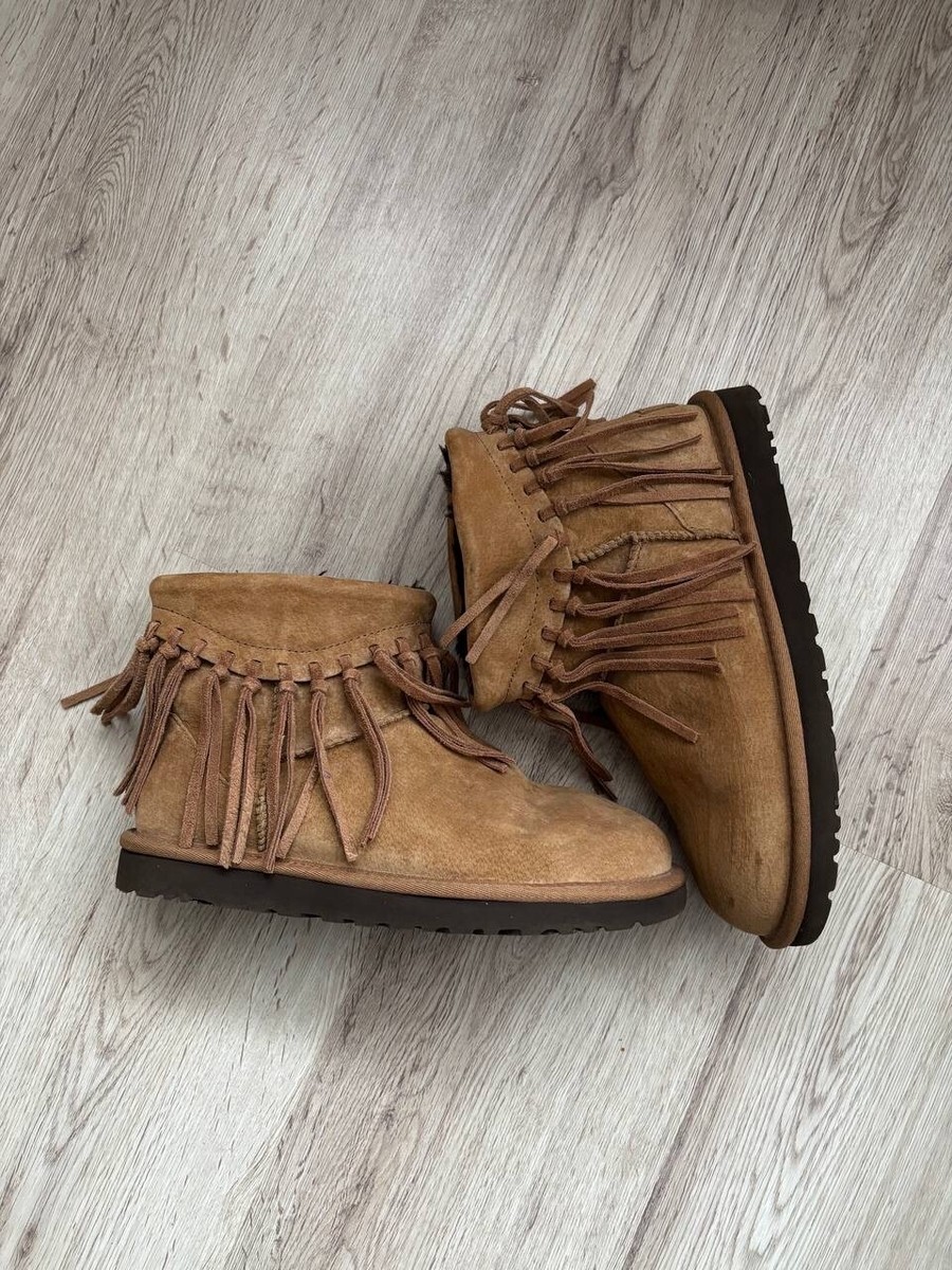 UGG Wynona Chestnut Leather w Brown Sheepskin Lining Fringe Detail Ankle  Boots