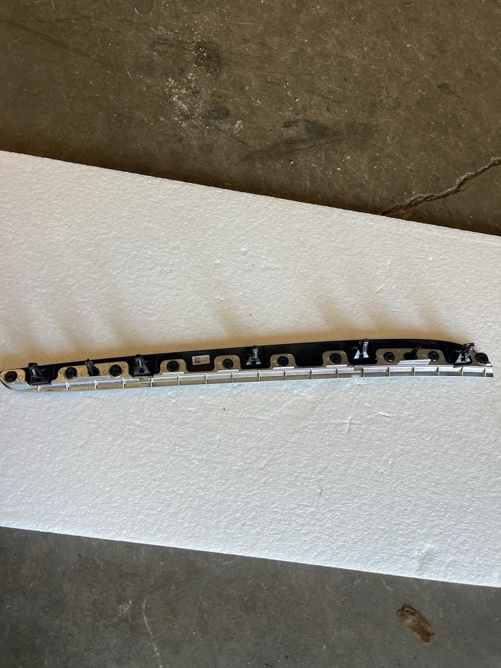 Chrysler 300 2017-2023 delantero derecho pasajero tablero moldeado cubierta moldura OEM Foto 4 de 4