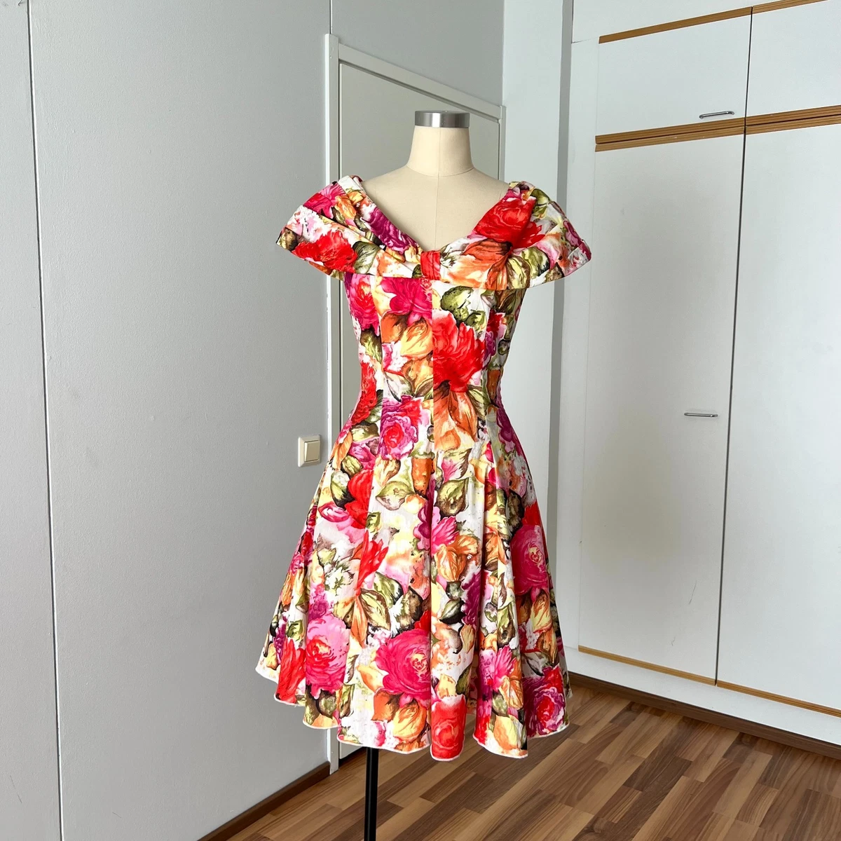 preppy formal dresses Blue Floral Print Tie Straps Long Prom Graduation Gown – Color:Linen classic penny loafers Crafted from soft chiffon Long sleeve satin wedding